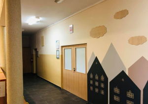 kolorowe domki na ścianie w holu przedszkola-parter